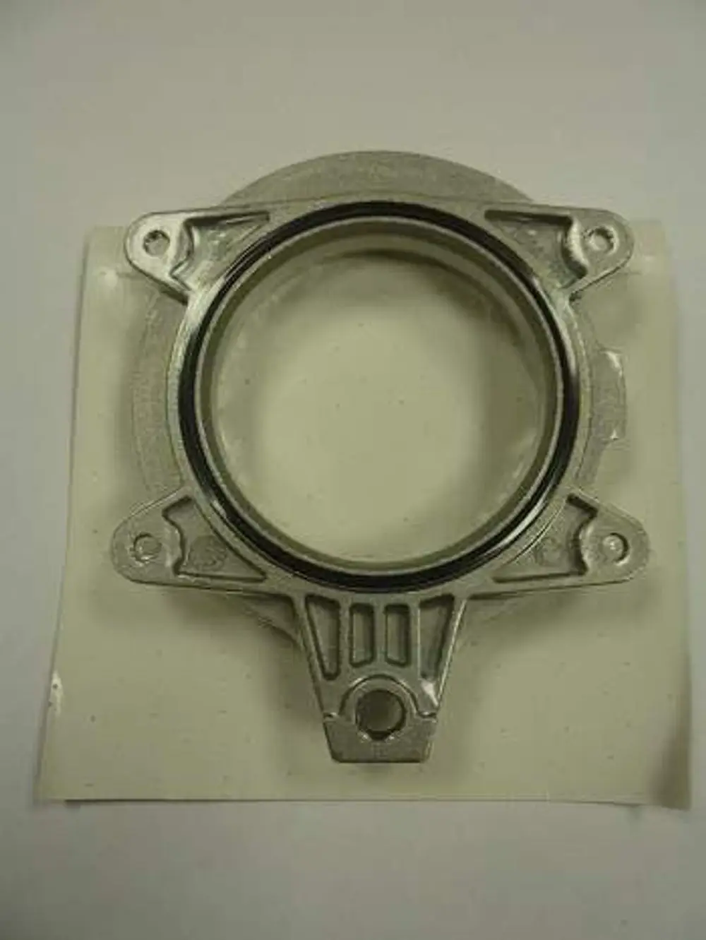 Brennerflansch aus Metall, umgeben von einer Dichtung, auf hellem Untergrund. Produkt von Remeha, verwendet in Heizsystemen zur sicheren Verbindung von Komponenten.
